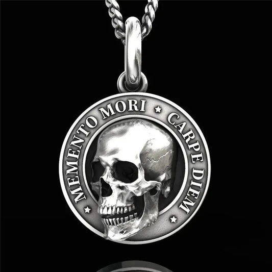 Collar de calavera con letras de Memento Mori Carpe Diem